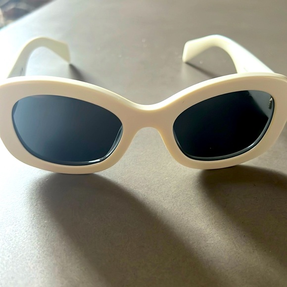 Like new Prada sunglasses - Picture 1 of 4